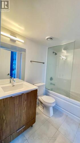 902 - 60 Shuter Street, Toronto, ON - Indoor Photo Showing Bathroom