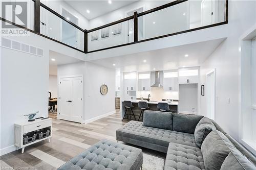 647 Devonshire Avenue, Woodstock, ON - Indoor Photo Showing Living Room