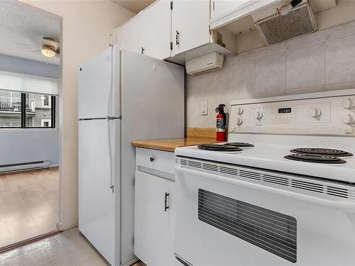 302-2610 Graham St, Victoria, BC - Indoor Photo Showing Kitchen