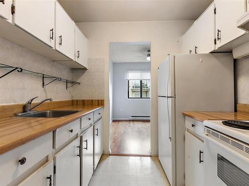 302-2610 Graham St, Victoria, BC - Indoor Photo Showing Kitchen