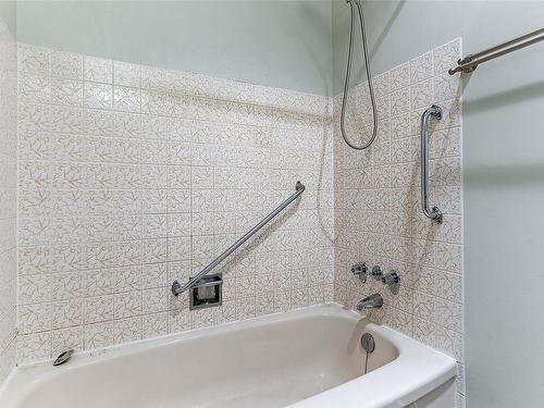 302-2610 Graham St, Victoria, BC - Indoor Photo Showing Bathroom