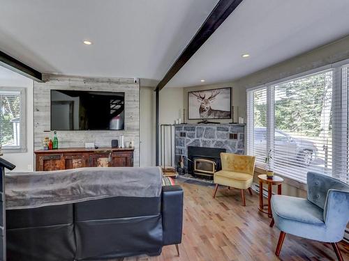 Salon - 445 Ch. Du Lac-Bleu, Saint-Hippolyte, QC - Indoor Photo Showing Living Room With Fireplace