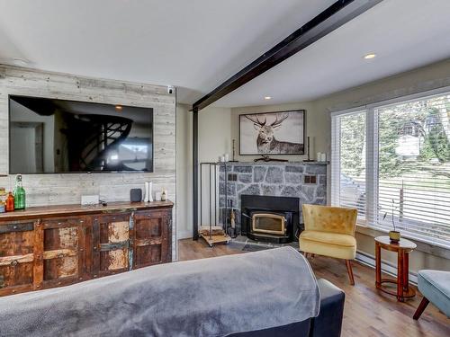 Salon - 445 Ch. Du Lac-Bleu, Saint-Hippolyte, QC - Indoor Photo Showing Living Room With Fireplace