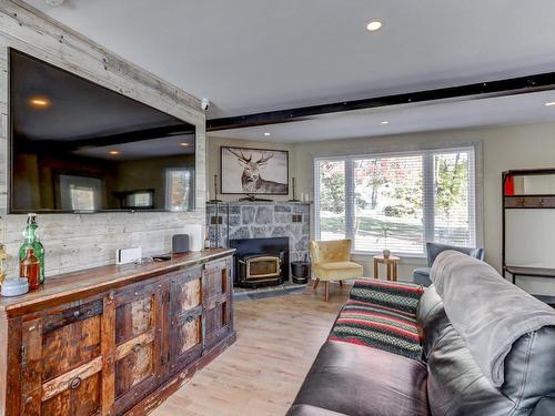 Salon - 445 Ch. Du Lac-Bleu, Saint-Hippolyte, QC - Indoor Photo Showing Living Room With Fireplace