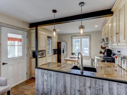 Cuisine - 445 Ch. Du Lac-Bleu, Saint-Hippolyte, QC - Indoor Photo Showing Kitchen