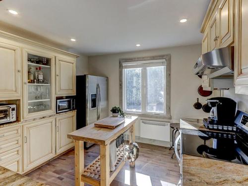 Cuisine - 445 Ch. Du Lac-Bleu, Saint-Hippolyte, QC - Indoor Photo Showing Kitchen