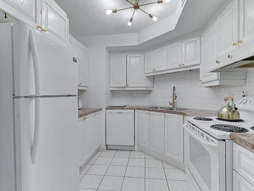 Kitchen - 401-7640 Rue Du Mans, Montréal (Saint-Léonard), QC - Indoor Photo Showing Kitchen With Double Sink