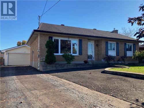 Great curb appeal and lots of parking - 813 Haldimand Crescent, Cornwall, ON - Outdoor