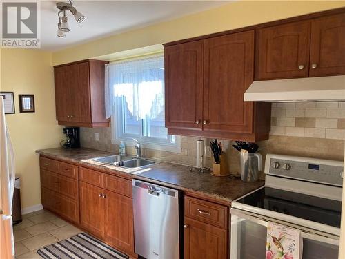 813 Haldimand Crescent, Cornwall, ON - Indoor Photo Showing Kitchen With Double Sink