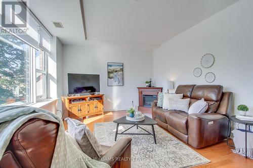 206 - 10 Ashton Road, Newmarket, ON - Indoor Photo Showing Living Room