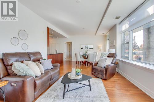 206 - 10 Ashton Road, Newmarket, ON - Indoor Photo Showing Living Room