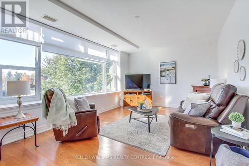 206 - 10 Ashton Road, Newmarket, ON - Indoor Photo Showing Living Room