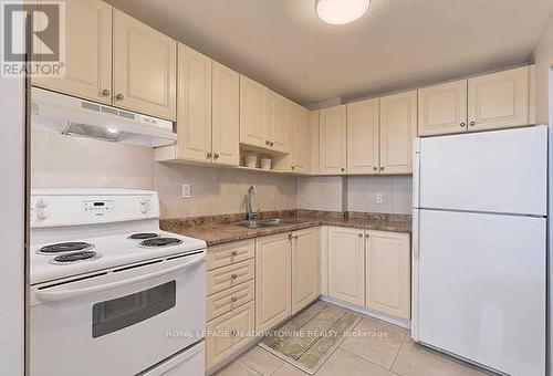 903 - 530 Lolita Gardens, Mississauga, ON - Indoor Photo Showing Kitchen With Double Sink