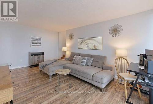 903 - 530 Lolita Gardens, Mississauga, ON - Indoor Photo Showing Living Room