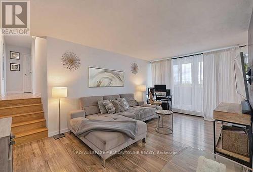 903 - 530 Lolita Gardens, Mississauga, ON - Indoor Photo Showing Living Room