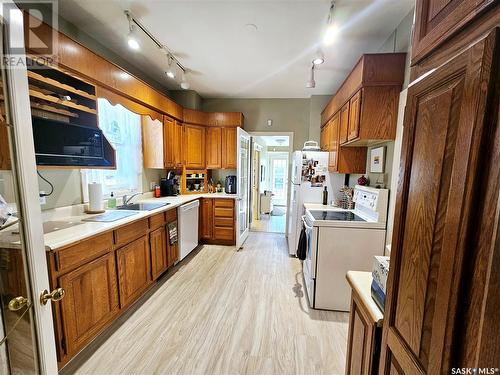 219 21St Street W, Prince Albert, SK - Indoor Photo Showing Laundry Room