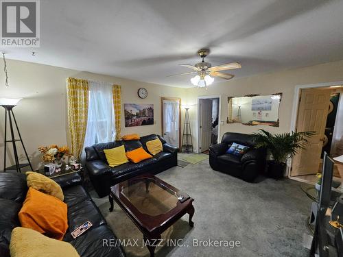 32 Olive Street, Belleville, ON - Indoor Photo Showing Living Room