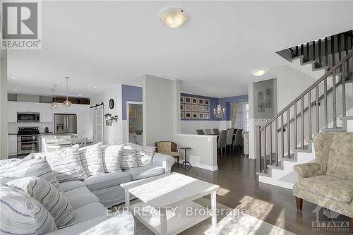 453 Central Park Boulevard, Prescott And Russell, ON - Indoor Photo Showing Living Room