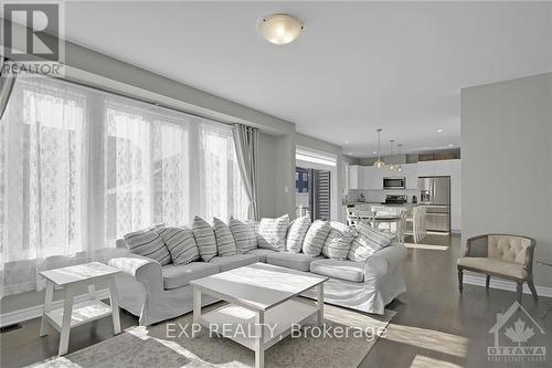 453 Central Park Boulevard, Prescott And Russell, ON - Indoor Photo Showing Living Room