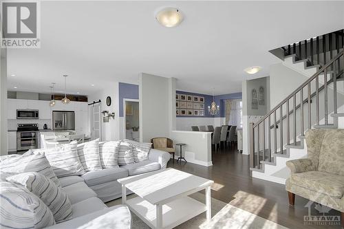 453 Central Park Boulevard, Russell, ON - Indoor Photo Showing Living Room