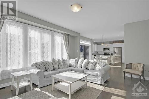 453 Central Park Boulevard, Russell, ON - Indoor Photo Showing Living Room