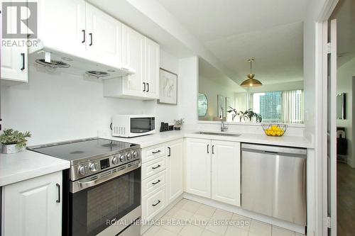 1505 - 18 Lee Centre Drive, Toronto, ON - Indoor Photo Showing Kitchen