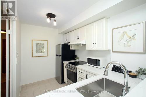 1505 - 18 Lee Centre Drive, Toronto, ON - Indoor Photo Showing Kitchen