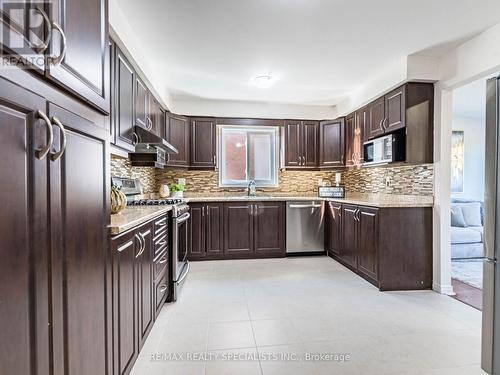 10 Aster Court, Brampton, ON - Indoor Photo Showing Kitchen With Upgraded Kitchen