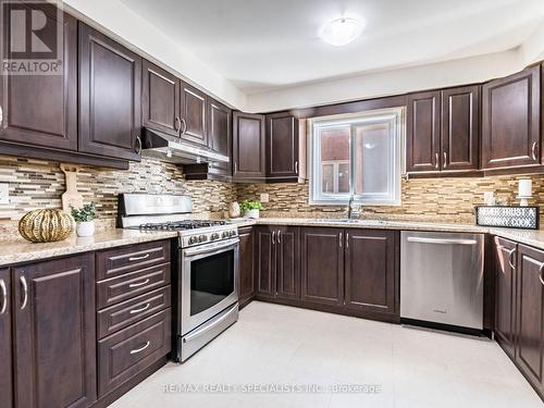 10 Aster Court, Brampton, ON - Indoor Photo Showing Kitchen With Upgraded Kitchen