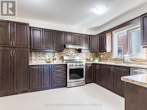 10 Aster Court, Brampton, ON - Indoor Photo Showing Kitchen With Upgraded Kitchen