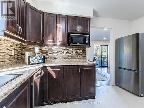 10 Aster Court, Brampton, ON - Indoor Photo Showing Kitchen With Upgraded Kitchen