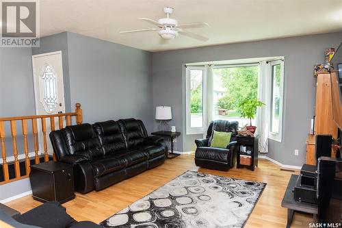 503 7Th Street E, Wynyard, SK - Indoor Photo Showing Living Room