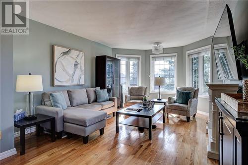 910 Corsi Hill, Greater Sudbury, ON - Indoor Photo Showing Living Room