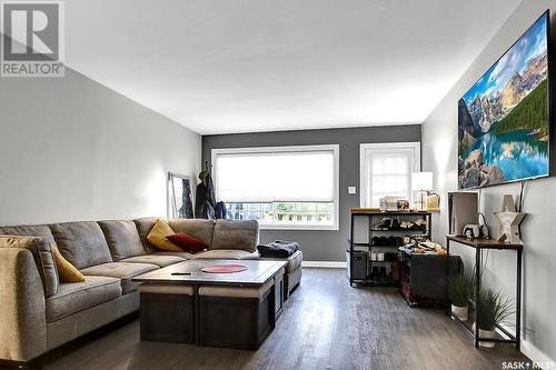 127 Mcintyre Street N, Regina, SK - Indoor Photo Showing Living Room