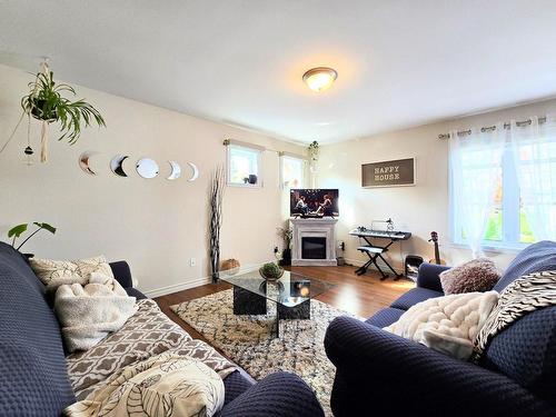 Logement - 525 127E Rue, Shawinigan, QC - Indoor Photo Showing Living Room With Fireplace