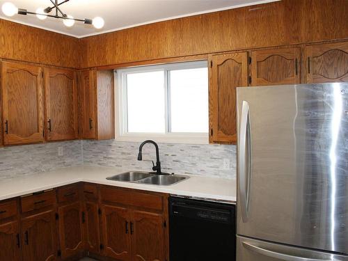 318 Bethune St, Thunder Bay, ON - Indoor Photo Showing Kitchen With Double Sink