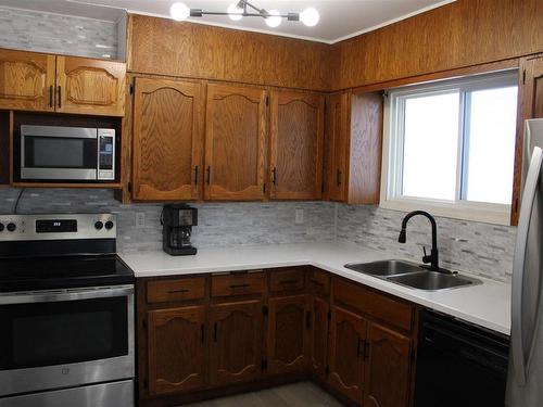 318 Bethune St, Thunder Bay, ON - Indoor Photo Showing Kitchen With Double Sink