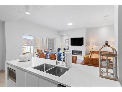 Overall view - 403-123 Rue Cuttle, Mont-Tremblant, QC - Indoor Photo Showing Kitchen With Fireplace With Double Sink