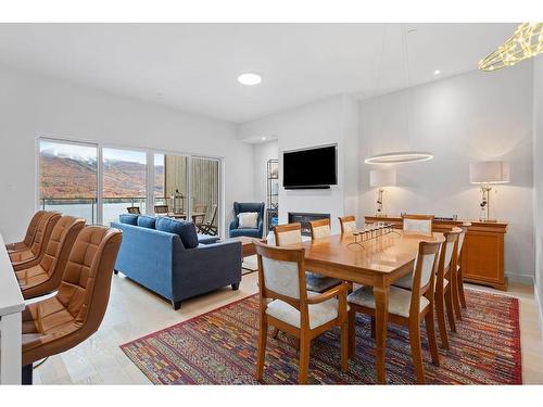 Dining room - 403-123 Rue Cuttle, Mont-Tremblant, QC - Indoor With Fireplace