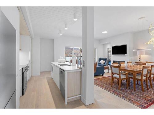 Kitchen - 403-123 Rue Cuttle, Mont-Tremblant, QC - Indoor Photo Showing Dining Room