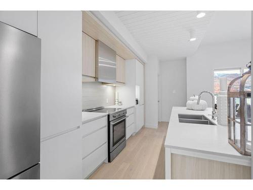 Kitchen - 403-123 Rue Cuttle, Mont-Tremblant, QC - Indoor Photo Showing Kitchen With Double Sink With Upgraded Kitchen