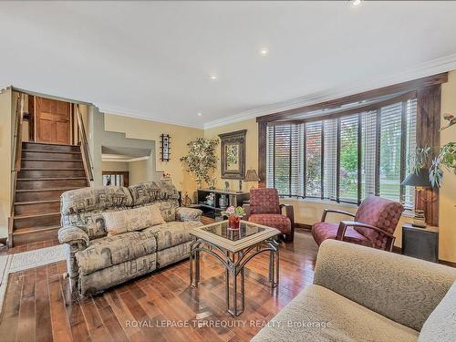 2211 Mildred Ave, Innisfil, ON - Indoor Photo Showing Living Room