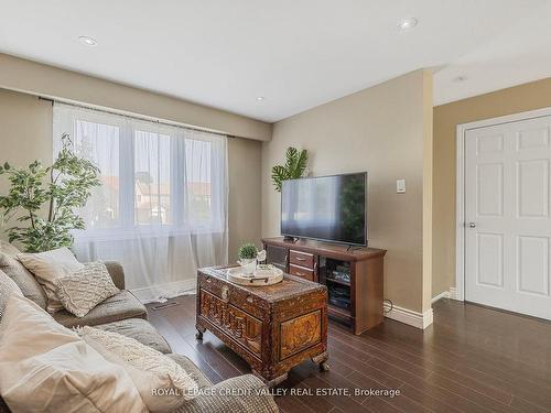 28 Kincaid Crt, Brampton, ON - Indoor Photo Showing Living Room