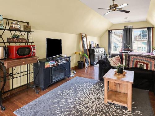 305 Cherrywood Ave, Fort Erie, ON - Indoor Photo Showing Living Room