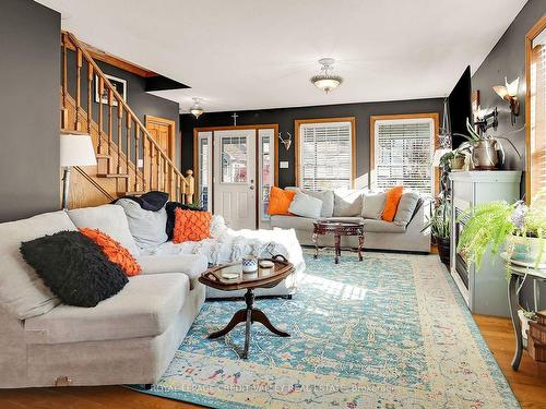 305 Cherrywood Ave, Fort Erie, ON - Indoor Photo Showing Living Room