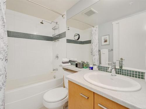 710-751 Fairfield Rd, Victoria, BC - Indoor Photo Showing Bathroom