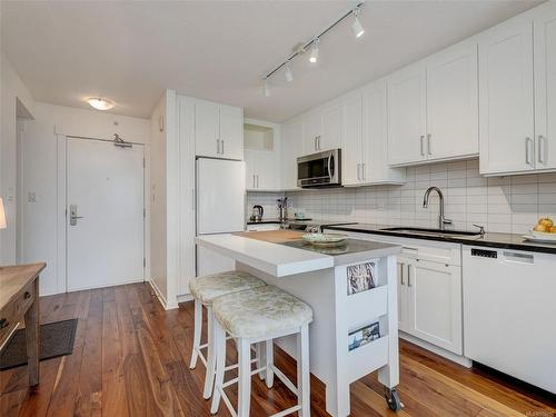 710-751 Fairfield Rd, Victoria, BC - Indoor Photo Showing Kitchen With Upgraded Kitchen