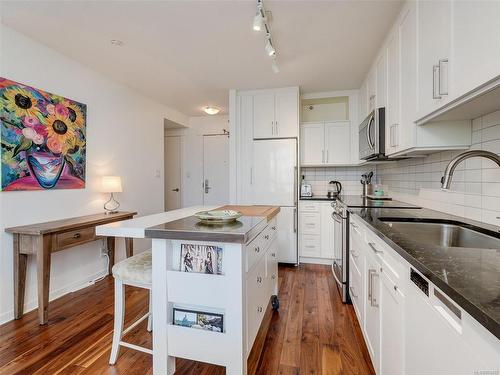 710-751 Fairfield Rd, Victoria, BC - Indoor Photo Showing Kitchen