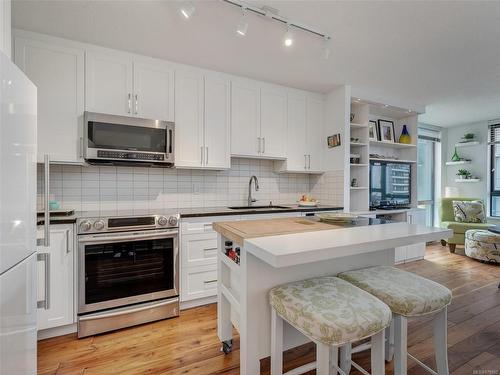 710-751 Fairfield Rd, Victoria, BC - Indoor Photo Showing Kitchen With Upgraded Kitchen