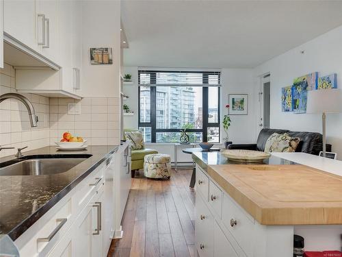 710-751 Fairfield Rd, Victoria, BC - Indoor Photo Showing Kitchen With Upgraded Kitchen